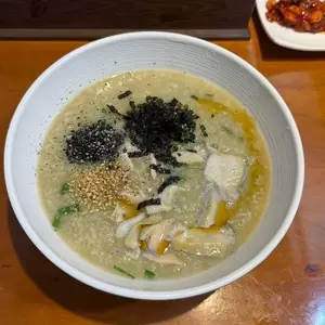OLIVE YOUNG 明洞本店 2枚目