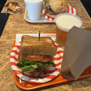 BAKERY & BURGER JB'S TOKYO（ベーカリー＆バーガー ジェイビーズ トウキョウ）