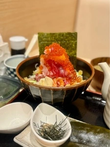 尾崎幸隆 丼（オザキユキタカ ドン）