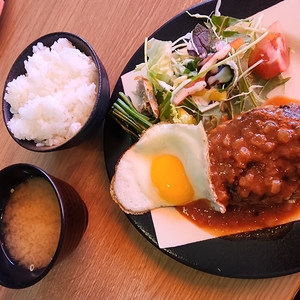手作りハンバーグ卵