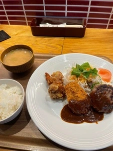 洋食とカフェとバール ハンバール