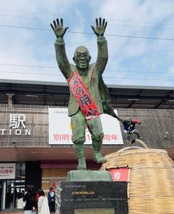 油屋熊八(あぶらやくまはち)の像