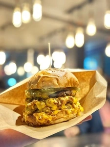 Burger DBrown（バーガー ディーブラウン）