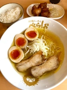 泡系しおとんこつラーメン べらしお 総本店