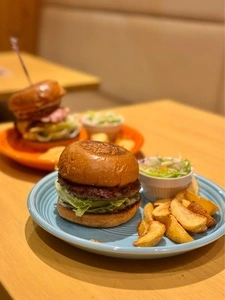レイヤーズ 丸の内 本店（LAYER'S）