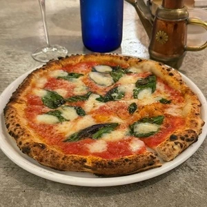 Pizzeria e Trattoria VACANZE NAGONE MOTOYAMA（ピッツェリア エ トラットリア ヴァカンツェ ナゴーネ）