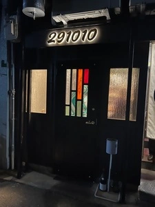 291010
