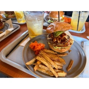 ストラト バーガー グリル（STORAT Burger&Grill）
