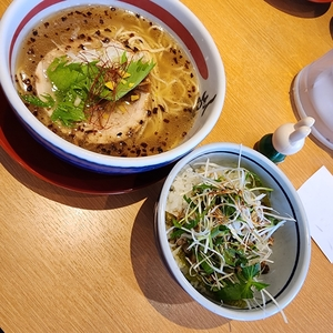 大阪塩系ラーメン しおや