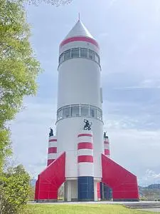ロケット型展望台「コスモタワー」