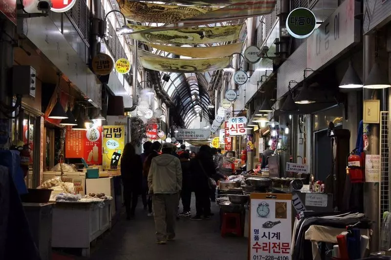 8. 韓国旅行には訪れたいおすすめ店が立ち並ぶ「通仁市場（トンインシジャン）」 1枚目