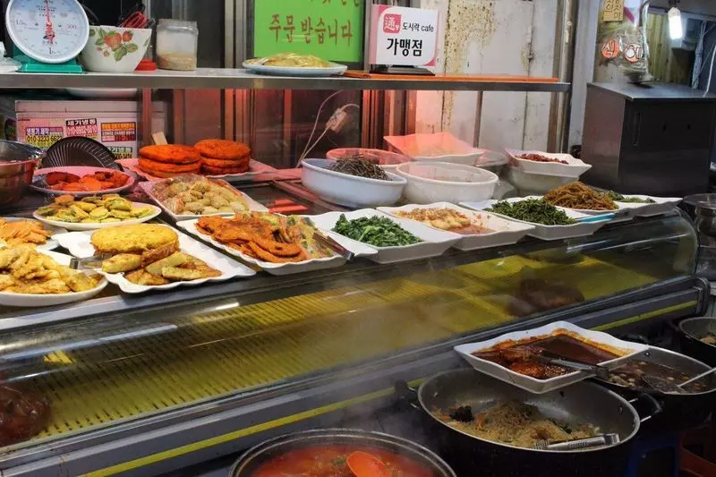 8. 韓国旅行には訪れたいおすすめ店が立ち並ぶ「通仁市場（トンインシジャン）」 2枚目