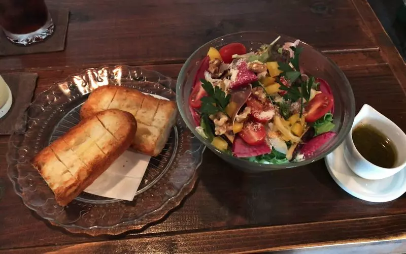 シックな雰囲気でコーヒーをいただく。 1枚目