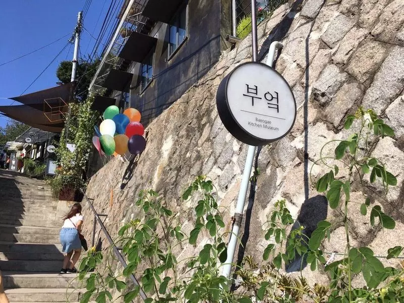 16. 韓国旅行客が必ず訪れるおしゃれ女子おすすめの「梨花洞壁画村（イファドンビョッカマウル）」 1枚目