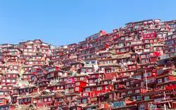 【一度は訪れたい絶景】山奥に眠る”赤”の世界。神秘の絶景「ラルンガルゴンパ」とは