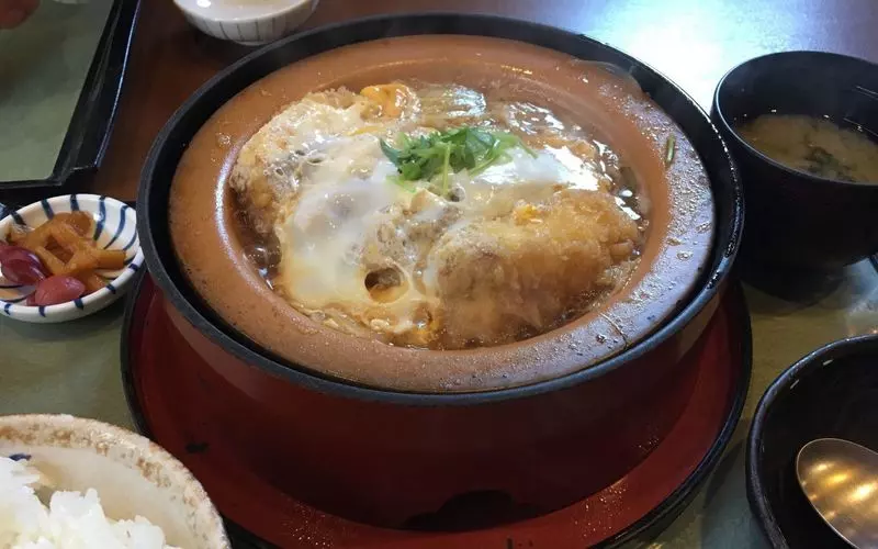 8. 【強羅】箱根有数の行列グルメ店！豆腐かつ煮「田むら銀かつ亭 本店」 1枚目