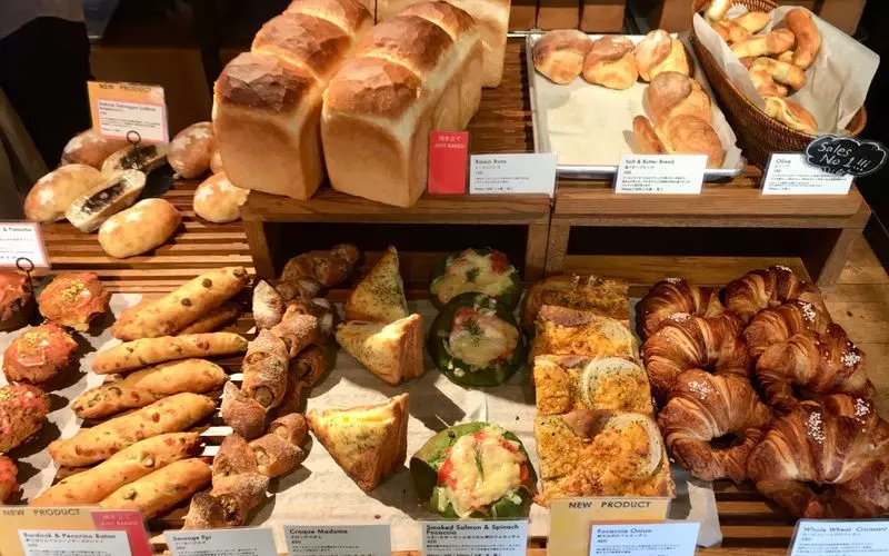 焼き立てパンのいい香りが漂う店内 1枚目