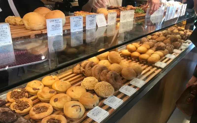 ショーケースにパンがずらり! 1枚目