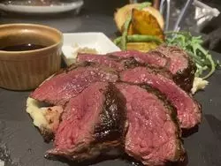 【お肉・ワイン好き必見】新宿の隠れ家「HUNDRED」でアットホームなひとときを♪