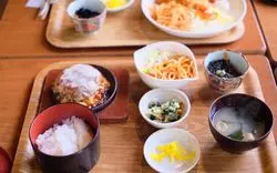 【奈良】給食も食べられる！木造校舎のレトロカフェ