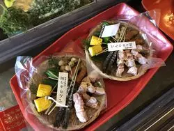 裏の小川に舟で料理が届く！？八王子の全室個室のいろり焼き