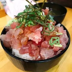 路地裏で名店発見！！大阪・福島で味わう「生マグロ専門店」