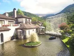 まるでイタリアに来たよう♡キラキラ光るガラスの森美術館