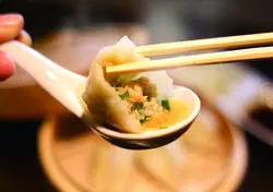 【衝撃的な餃子と出会える】餃子への想いが変わる「肉汁水餃子 餃包 六本木交差点」！