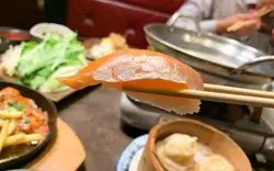 “イチキュッパ”食べ放題の衝撃。全65種しゃぶしゃぶ寿司中華なんでもアリのエグい店