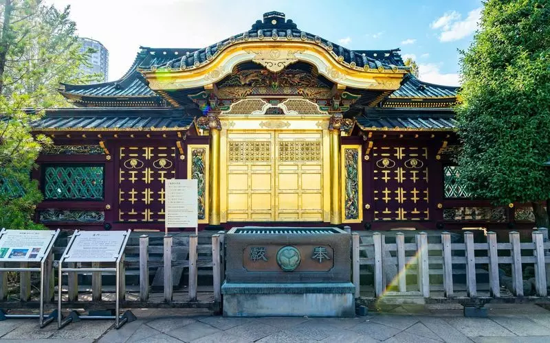 上野の神社2. 季節限定の御朱印が人気！金色に輝く唐門が美しい「上野東照宮」 1枚目