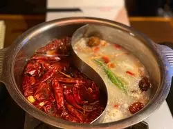 【罪悪感なく食べられる】渋谷「⽼⿇⽕鍋房」で"夜中にがっつり"を実⾷レポ。