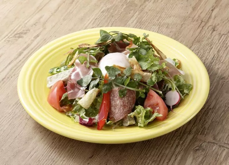 おすすめメニューは「お肉屋さんのサラダ」♡ 1枚目