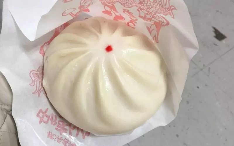 フカヒレを贅沢に味わえる肉まんは外せない! 1枚目