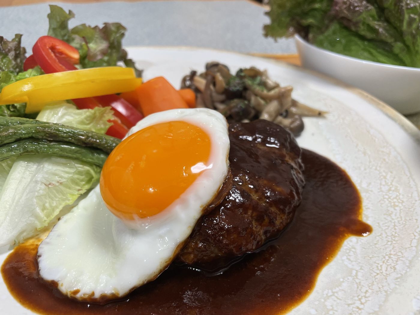 【実食レポ】ミート矢澤のハンバーグを自宅で！”肉汁のナイアガラ”を堪能の画像