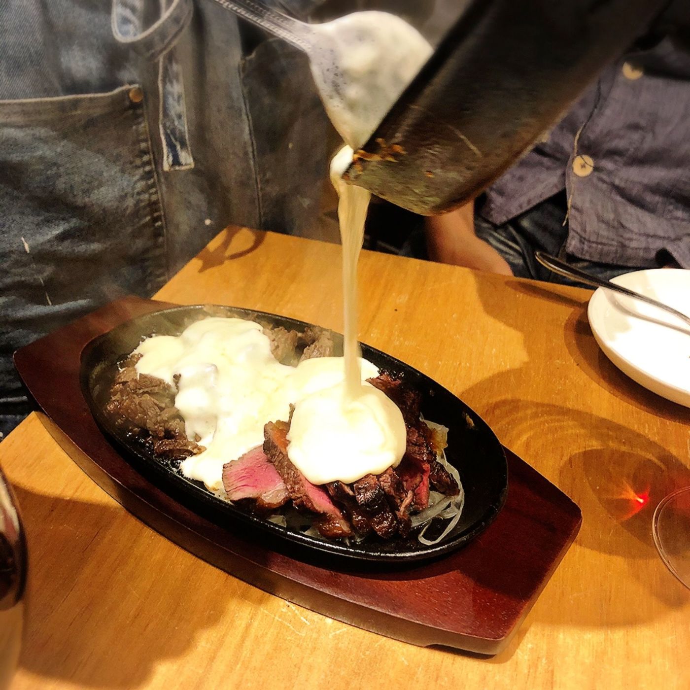 【梅田】お肉もチーズも食べたい時に♪インパクトも凄いお店の画像