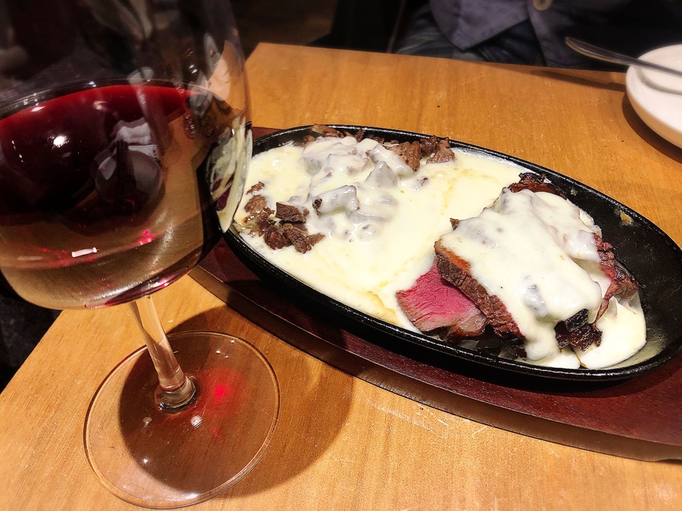 【梅田】お肉もチーズも食べたい時に♪インパクトも凄いお店の画像