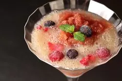 【銀座のバー】「104 BAR LOUNGE」でフレッシュフルーツカクテルに酔う夜。
