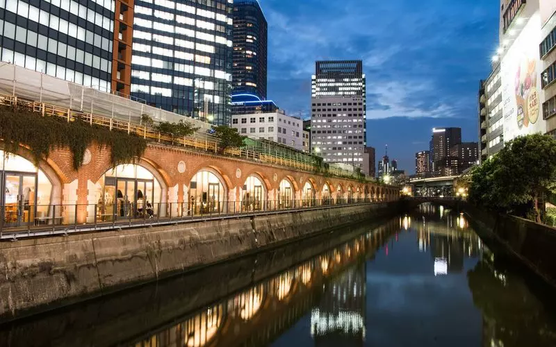 1. ショッピングは定番の秋葉原デートスポット「mAAch ecute 神田万世橋」 1枚目