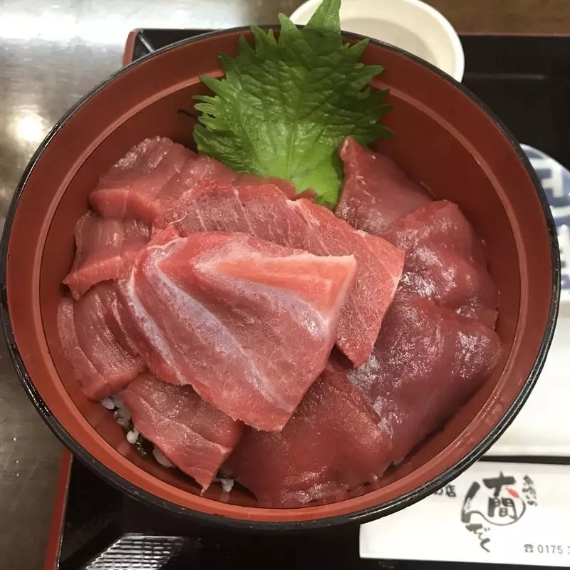 2. 大間マグロは青森の名物！絶品海鮮丼で舌鼓「魚喰いの大間んぞく」 1枚目