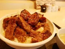 【羽田空港】旅の前の贅沢に♪ガッツリ肉丼で腹ごしらえ