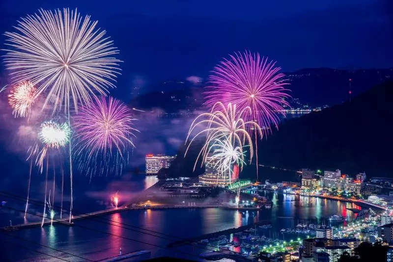 熱海観光の夜は「熱海海上花火大会」で締めくくり♡【2022年最新】 1枚目