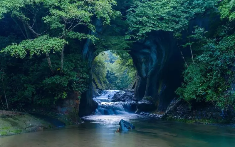 【千葉】13. ハート型に光る洞窟が見れる関東の観光地！四季折々の顔を見せる「亀岩の洞窟」 1枚目
