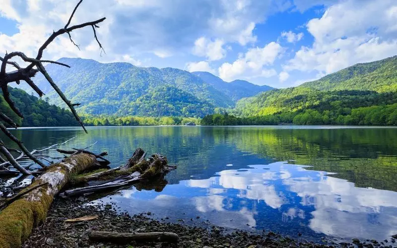 【栃木】7. 関東の壮大な自然に癒される☆のんびり散策もおすすめ「湯ノ湖」 1枚目