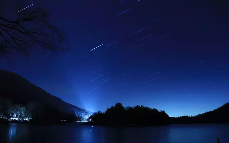 空気が澄んでいる山奥だからこそ映える満点の夜空 1枚目
