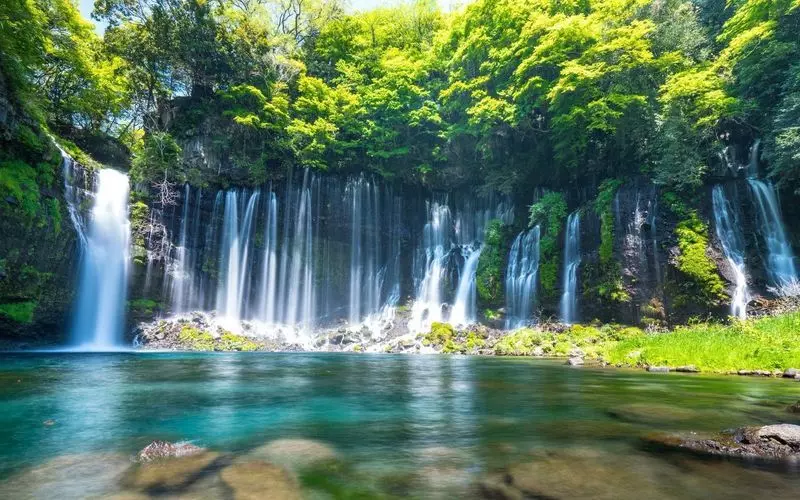 2. マイナスイオンに癒される！滝の絶景【白糸の滝】 1枚目