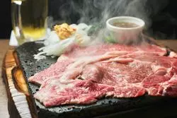 【美味しい肉食べてる？】全席個室の「溶岩焼いずも」でとろける肉を噛みしめて！