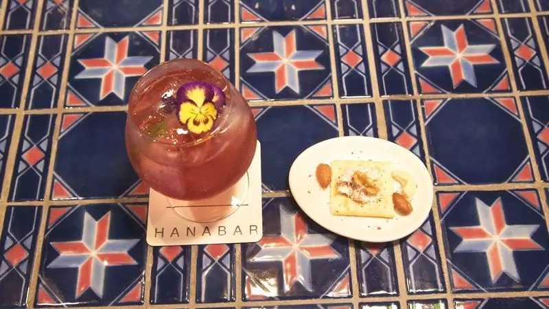 ドリンクやお料理にもお花がたっぷり! 1枚目