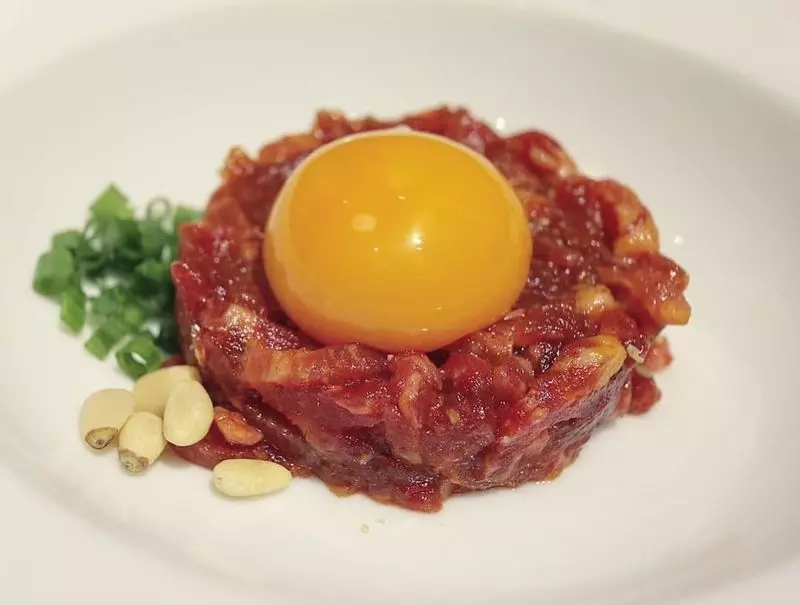 「天壇」のおすすめは輝くユッケ 1枚目