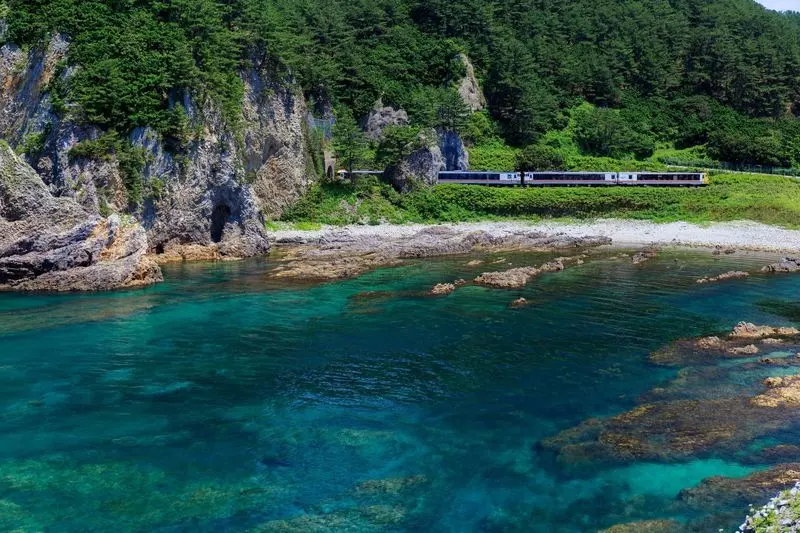 26. 青森を繋ぐローカル列車で絶景を観光！【リゾートしらかみ】 1枚目