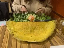 顔の2倍サイズの【ベトナム風お好み焼き】？！「ベトナムフォー」
